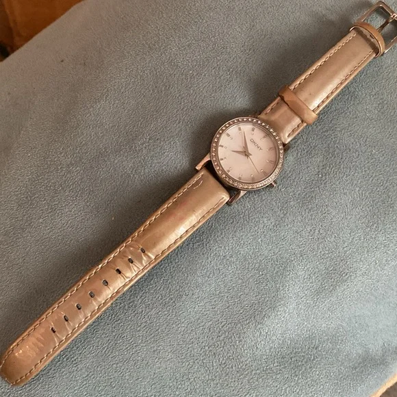 DKNY WATCH. IRIDESCENT gold band. Elegant, gorgeous - Picture 3 of 5